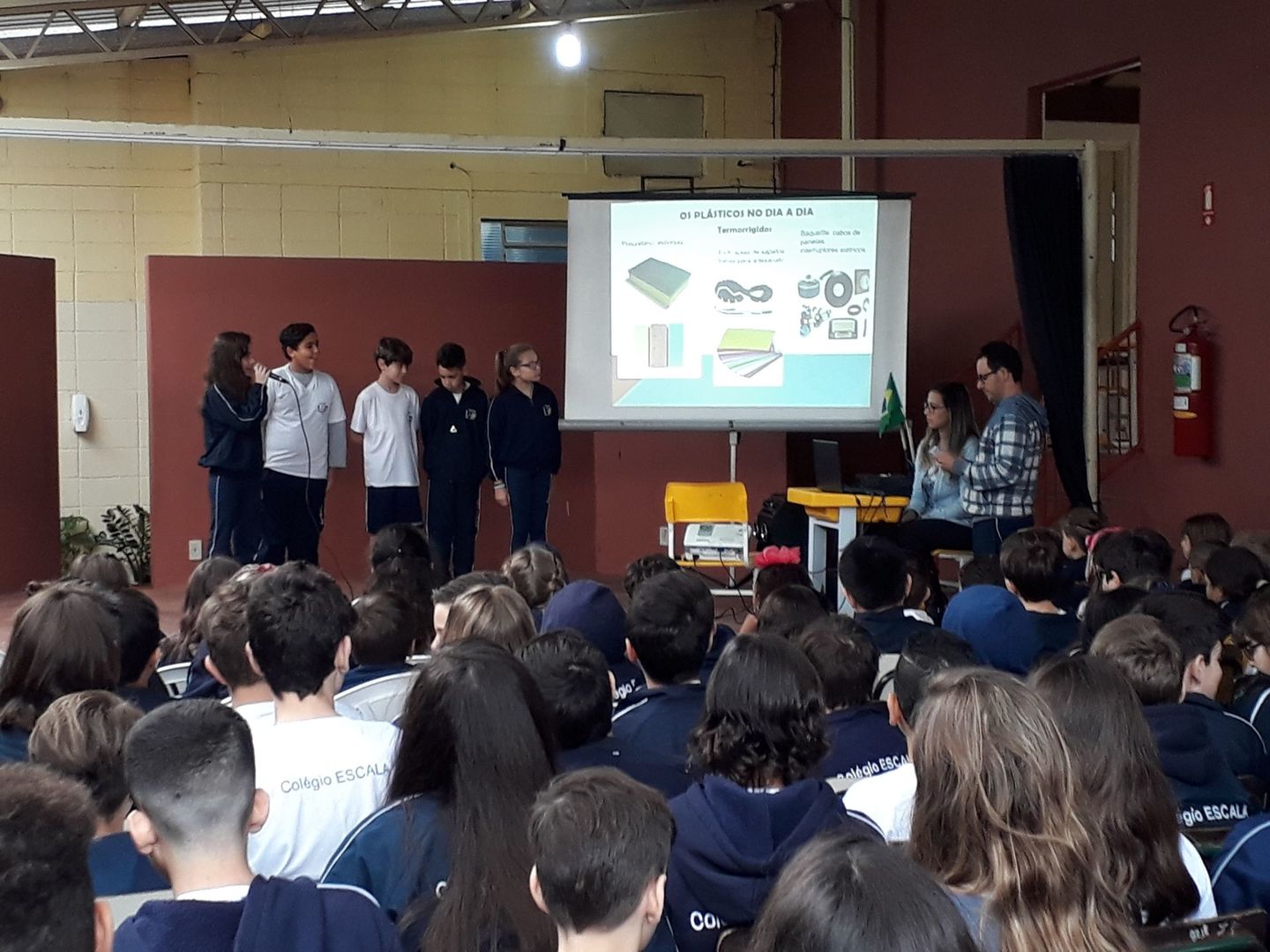 Colégio ESCALA alerta sobre o uso de plásticos descartáveis Colégio ESCALA alerta sobre o uso de plásticos descartáveis