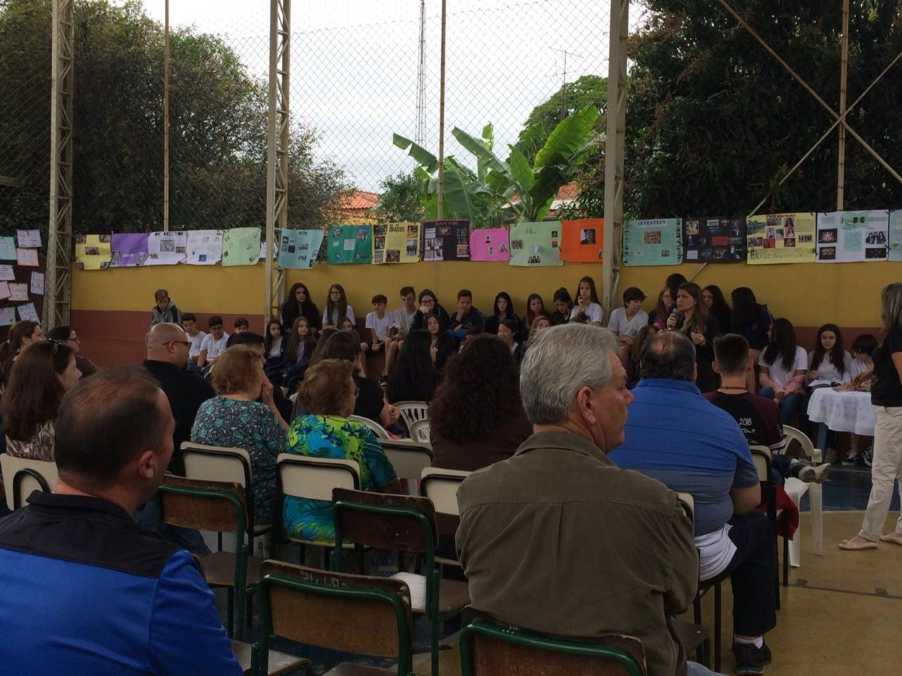 Foto Entrega - coletânea de crônicas 8o. A e B Foto Entrega - coletânea de crônicas 8o. A e B - Imagem 4