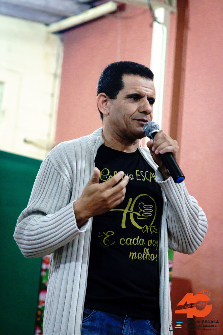 Foto Alunos entregam cadernos de textos aos pais Foto Alunos entregam cadernos de textos aos pais - Imagem 2