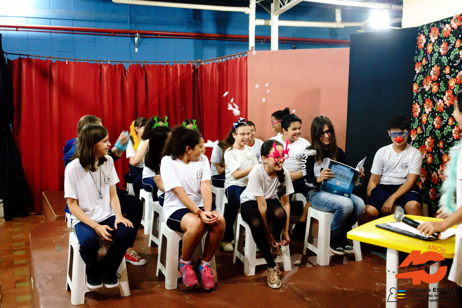 Foto Alunos entregam cadernos de textos aos pais Foto Alunos entregam cadernos de textos aos pais - Imagem 5