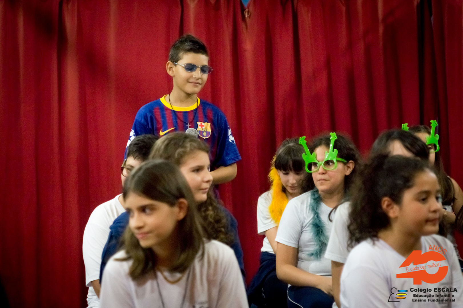 Foto Alunos entregam cadernos de textos aos pais Foto Alunos entregam cadernos de textos aos pais - Imagem 5