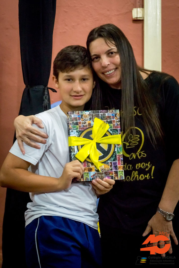 Foto Alunos entregam cadernos de textos aos pais Foto Alunos entregam cadernos de textos aos pais - Imagem 7
