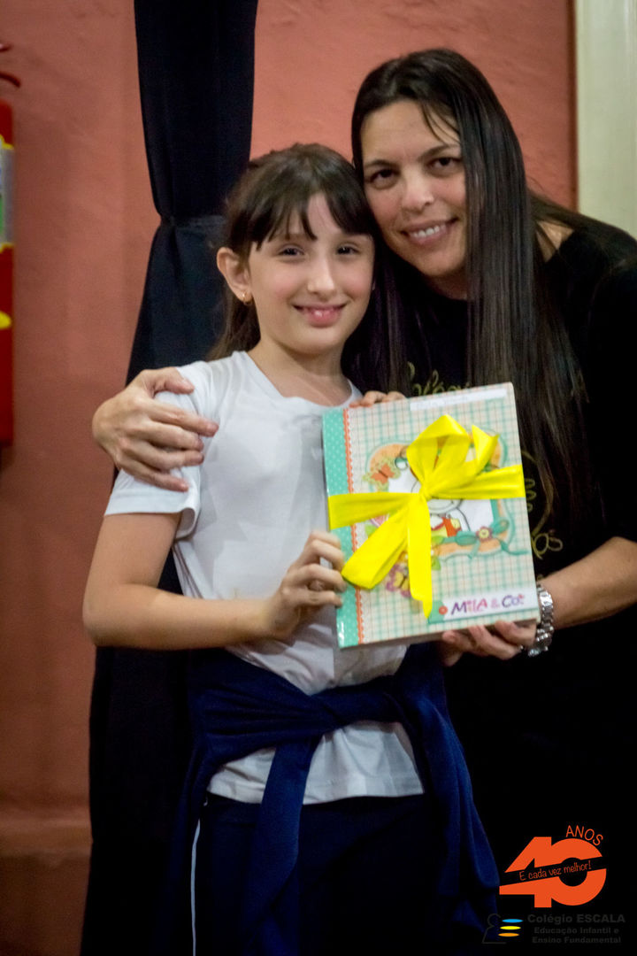 Foto Alunos entregam cadernos de textos aos pais Foto Alunos entregam cadernos de textos aos pais - Imagem 9