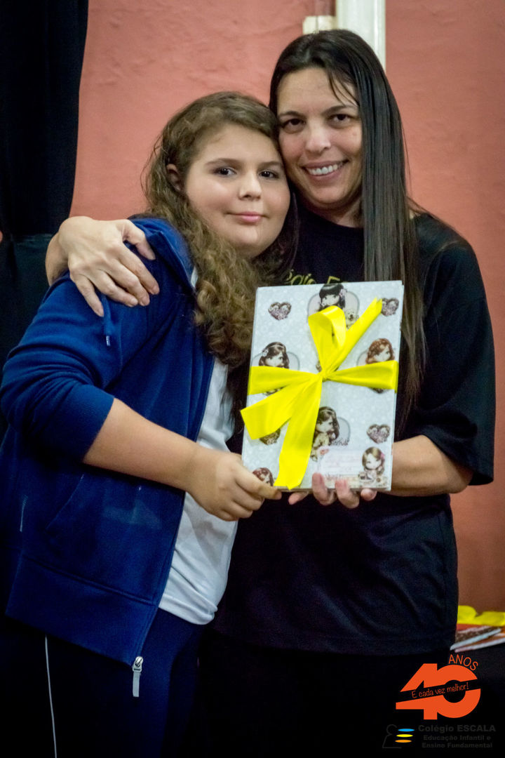 Foto Alunos entregam cadernos de textos aos pais Foto Alunos entregam cadernos de textos aos pais - Imagem 14