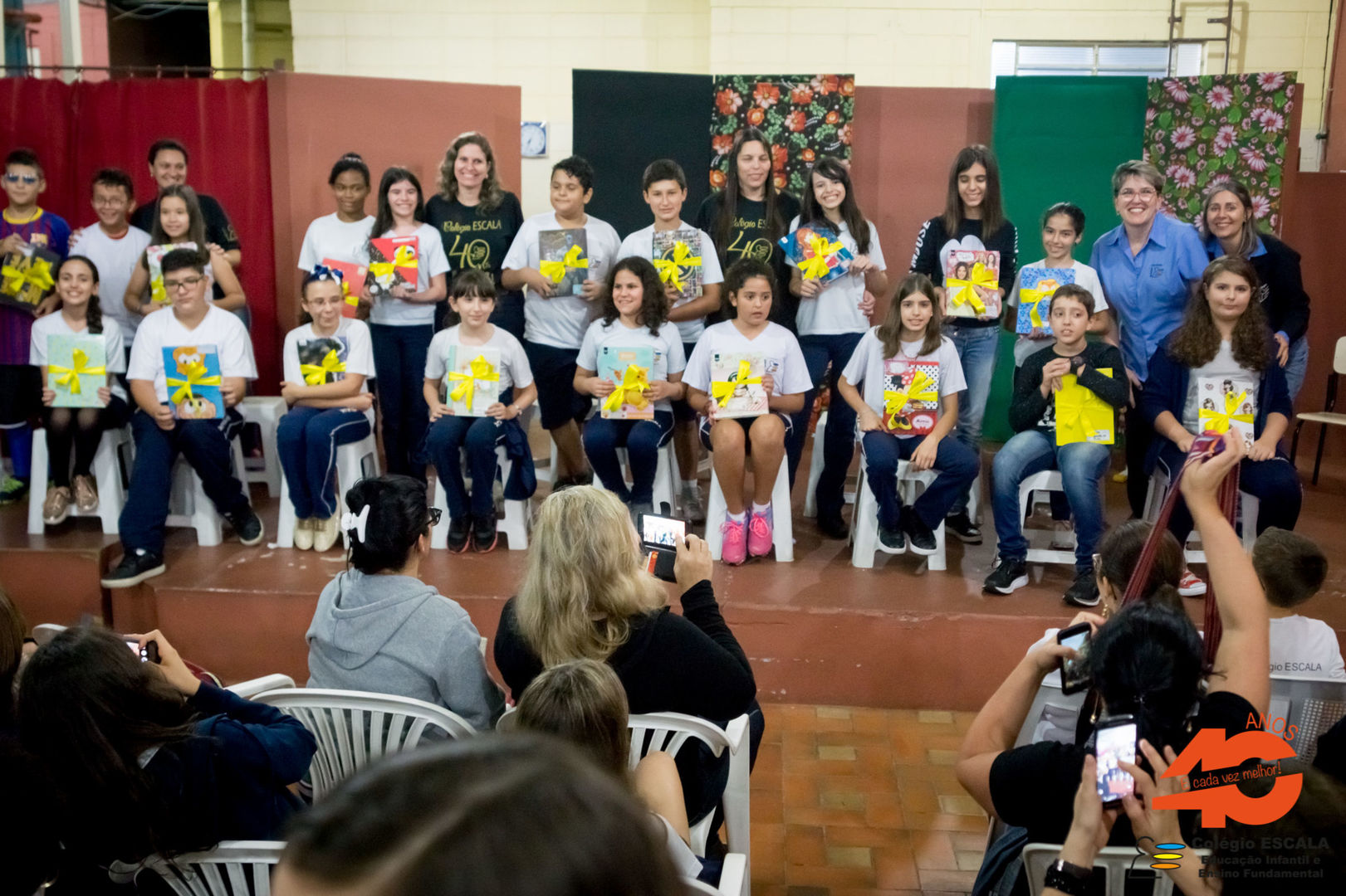 Foto Alunos entregam cadernos de textos aos pais Foto Alunos entregam cadernos de textos aos pais - Imagem 11