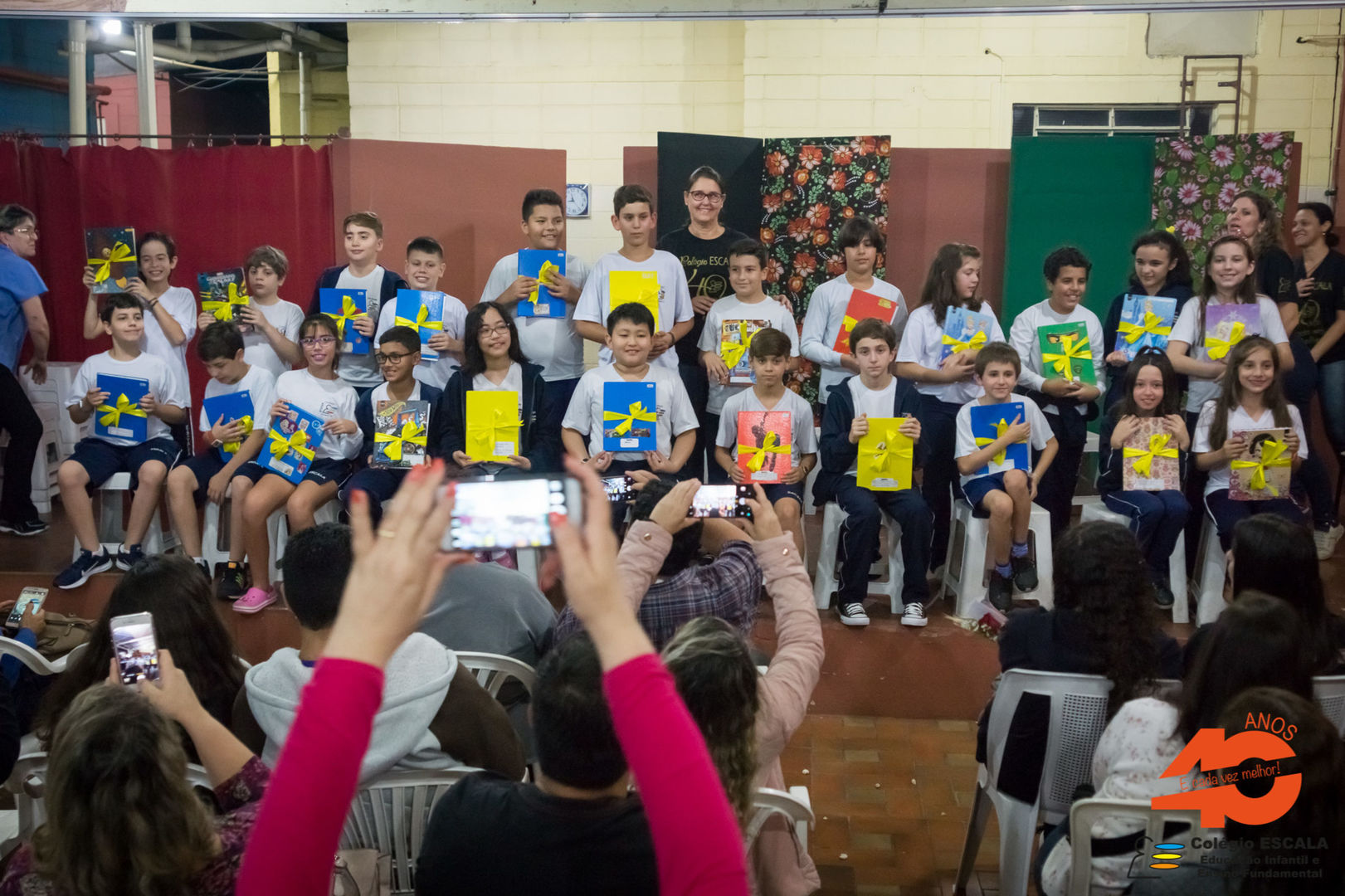 Foto Alunos entregam cadernos de textos aos pais Foto Alunos entregam cadernos de textos aos pais - Imagem 17