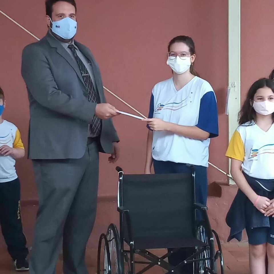 Colégio ESCALA doa cadeira de rodas ao Lar de Velhos Colégio ESCALA doa cadeira de rodas ao Lar de Velhos