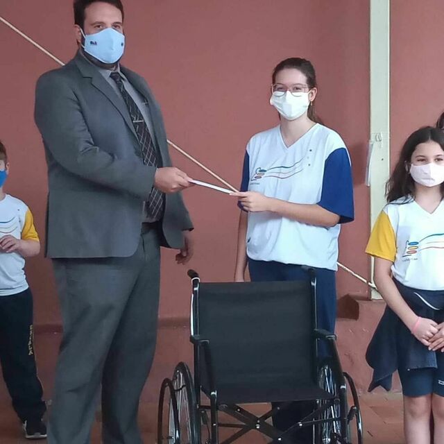 Colégio ESCALA doa cadeira de rodas ao Lar de Velhos 