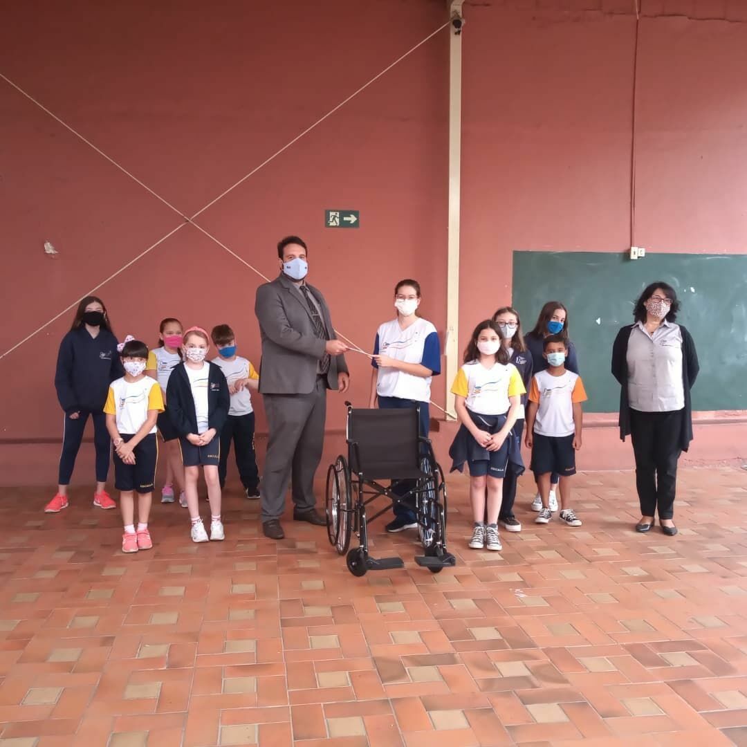 Foto Colégio ESCALA doa cadeira de rodas ao Lar de Velhos Foto Colégio ESCALA doa cadeira de rodas ao Lar de Velhos - Imagem 1