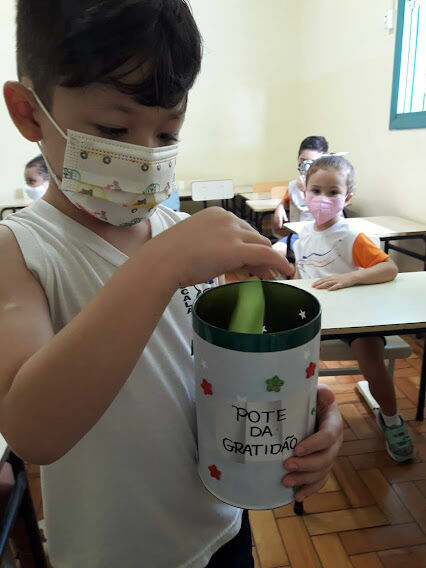Foto Pote da gratidão-Projeto de alfabetização emocional ensina as crianças a serem gratas Foto Pote da gratidão-Projeto de alfabetização emocional ensina as crianças a serem gratas - Imagem 0