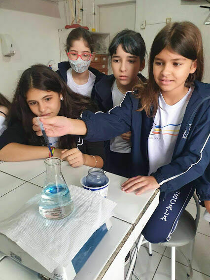 Prática faz do laboratório de Ciências um lugar especial Prática faz do laboratório de Ciências um lugar especial